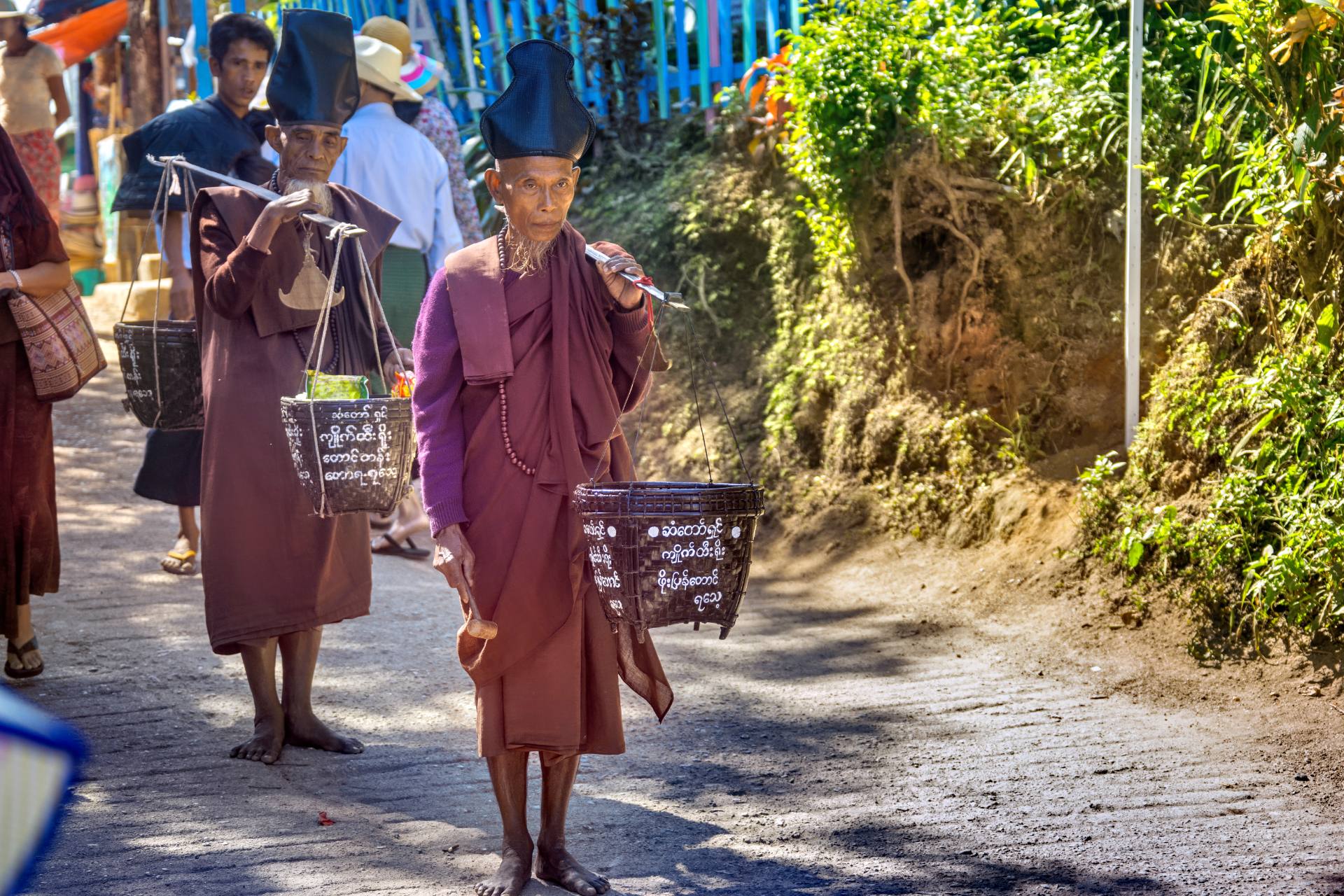 Einsiedler auf dem Weg zum Goldenen Felsen - sie gehen in winzig kleinen, kaum wahrnehmbaren Schritten.